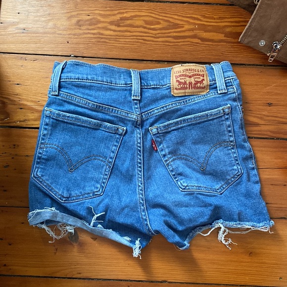 Levis High Rise Shorts - Picture 3 of 3